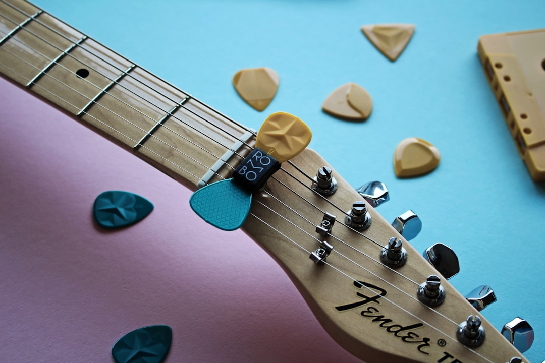 get-in-touch brown-and-black-guitar-pick-swe1-32pjbc